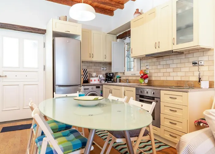 Pandoras - Old Town Naxos *